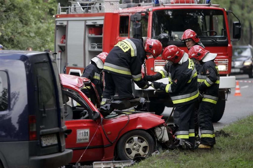 Potworne zderzenie taksówki z autobusem