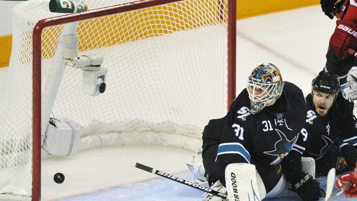 Już tylko jedno zwycięstwo więcej posiadają hokeiści San Jose Sharks w półfinałowej rywalizacji z Detroit Red Wings. Rekiny wygrywały w serii do czterech zwycięstw 3:0, ale przegrały dwa mecze z rzędu. Wczorajsze spotkanie Czerwone Skrzydła wygrały 4:3.