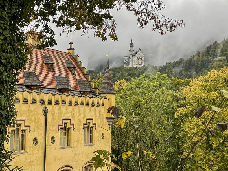 Zobaczenie zamku Neuschwanstein, mimo że zawsze jest oblegany przez turystów, to obowiązkowy punkt programu