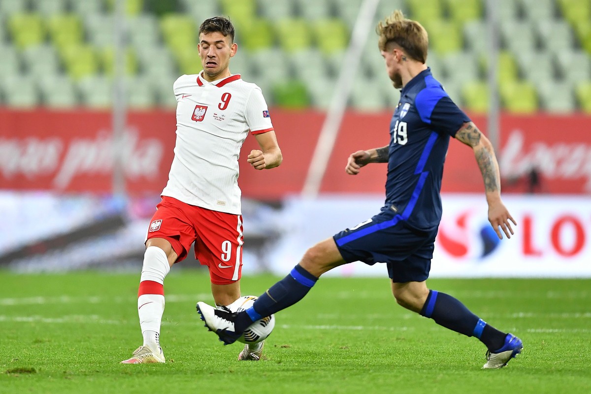 Zawodnik reprezentacji Polski Jakub Moder (L) i Joni Kauko (P) z Finlandii podczas towarzyskiego meczu na stadionie Energa w Gdańsku