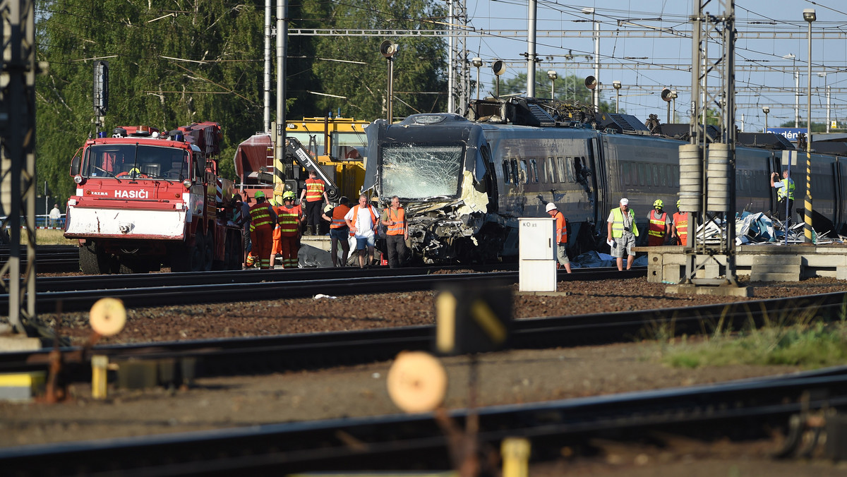 50-letni polski kierowca Sławomir Sondaj, który w lipcu ubiegłego roku spowodował katastrofę czeskiego pociągu pasażerskiego pendolino, wjeżdżając ciężarówką na przejazd kolejowy na czerwonym świetle, został skazany na osiem i pół roku więzienia.