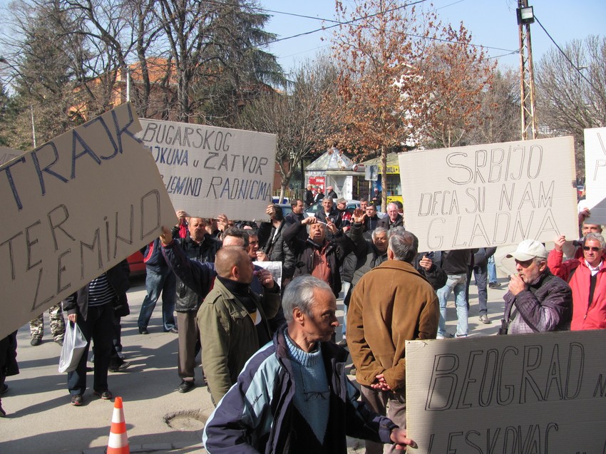 Radnike na ulazu u Skupštinu Leskovca zaustavio kordon policije