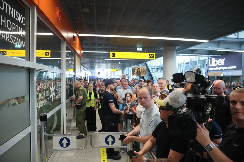 Polskiego astronautę powitał na lotnisku w Warszawie tłum fanów