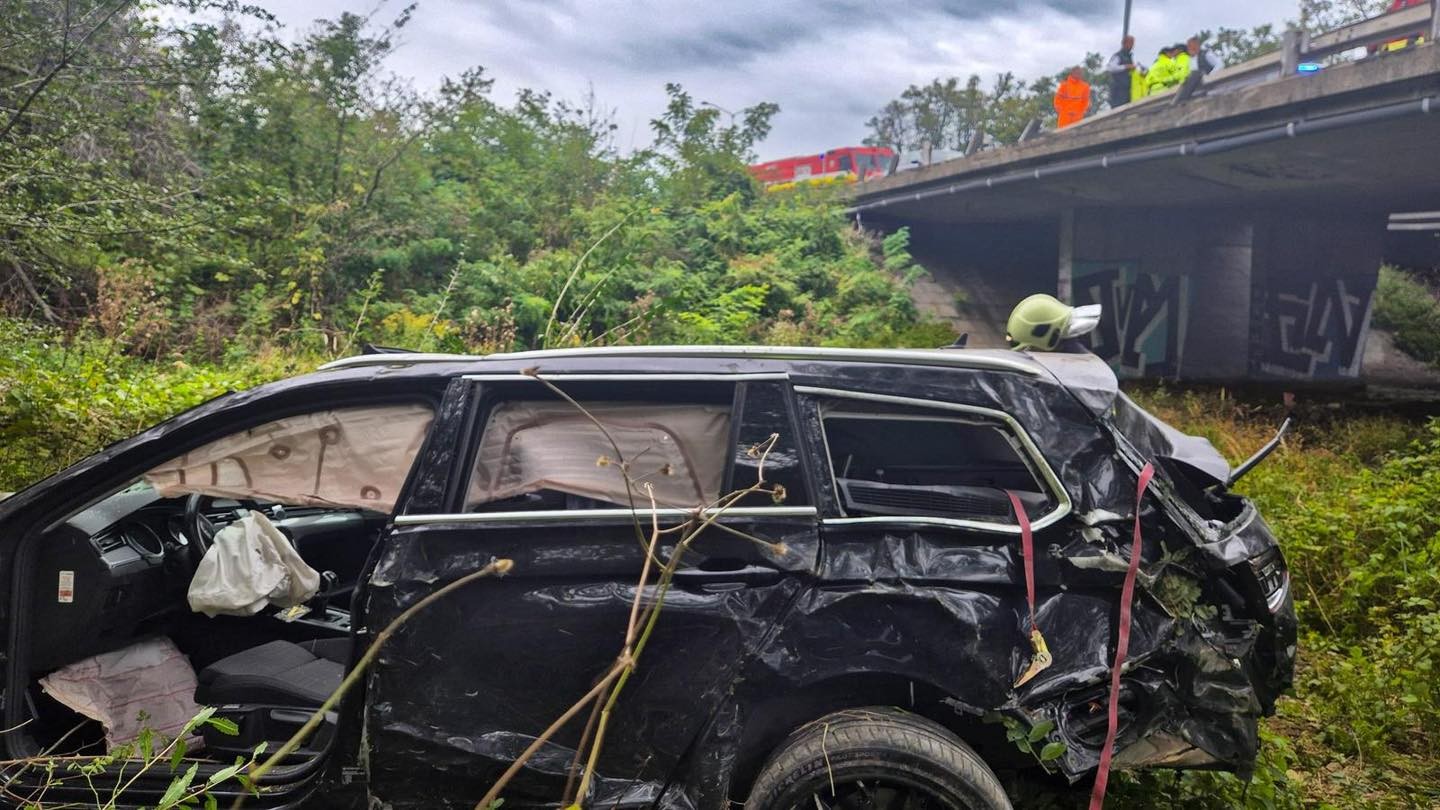 Na D2 prerazilo auto zvodidlá a spadlo do hĺbky približne 10 metrov.