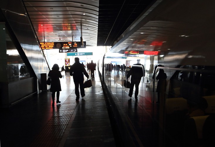 Metro w Pekinie składa się z 17 linii i 262 działających stacji. Ma długość 442 kilometrów i pod tym względem jest drugim po Szanghaju największym systemem metra na świecie. Pierwszą linię otwarto w 1969 roku. Dziennie korzysta z niego prawie 10 mln mieszkańców. Z uwagi na jego masową skalę, jest więc potencjalnie atrakcyjnym obiektem dla terrorystów. Po niedawnych atakach nożowników, do których dochodziło w różnych regionach kraju, osoby korzystające ze środków transportu publicznego czy przebywające w zatłoczonych miejscach są czasami na skraju paniki – najmniejsza sugestia zagrożenia potrafi wywołać chaos.