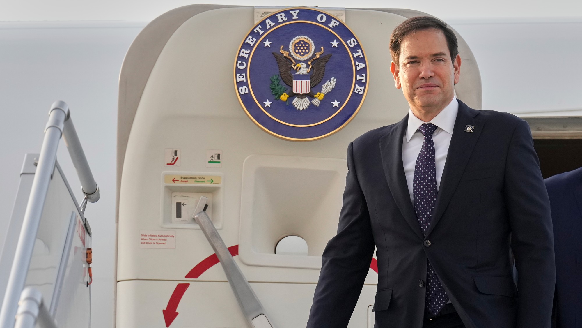 Americký minister zahraničných vecí Marco Rubio vystupuje z lietadla počas príchodu na rokovanie ministrov zahraničných vecí členských krajín NATO v Bruseli vo štvrtok 3. apríla 2025.