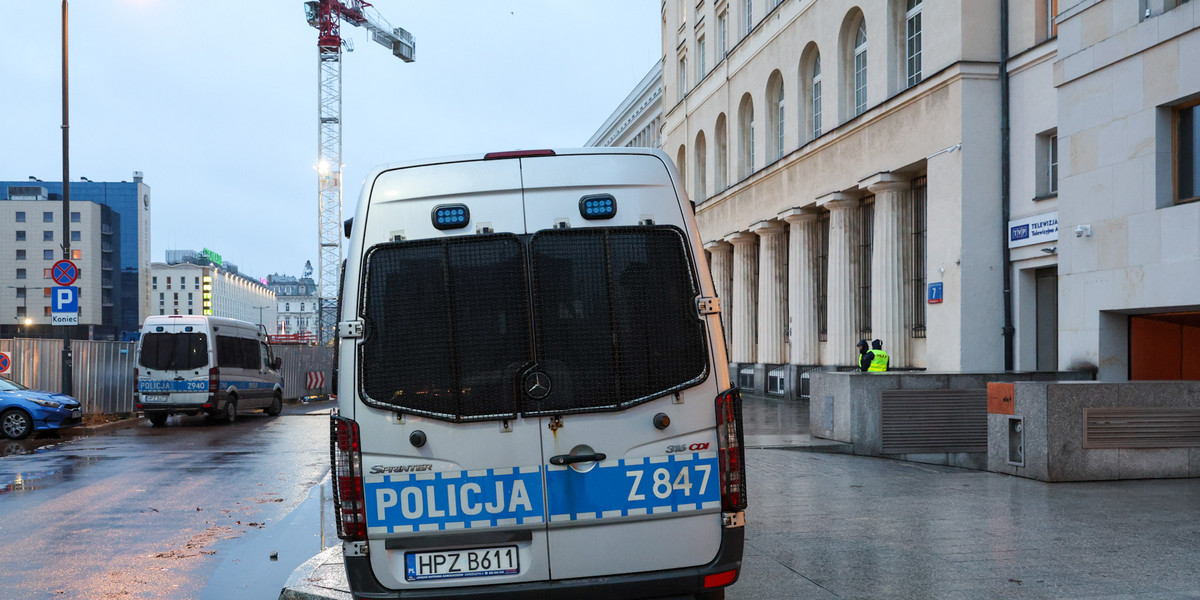 Policja przed siedzibą TVP na pl. Powstańców Warszawy.