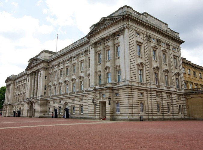 Buckingham Palace - siedziba królowej w Londynie - gazeta 'Guardian' napisała o stylu pałacu, że mógłby go zbudować Stalin