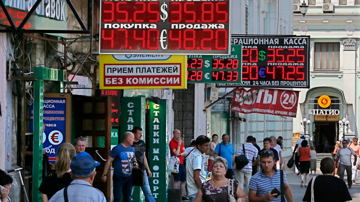 Kraje UE formalnie przyjęły w czwartek w południe pakiet sankcji gospodarczych wobec Rosji za wspieranie separatystów na wschodniej Ukrainie. Wieczorem decyzje zostaną opublikowane, a wejdą w życie już w piątek.