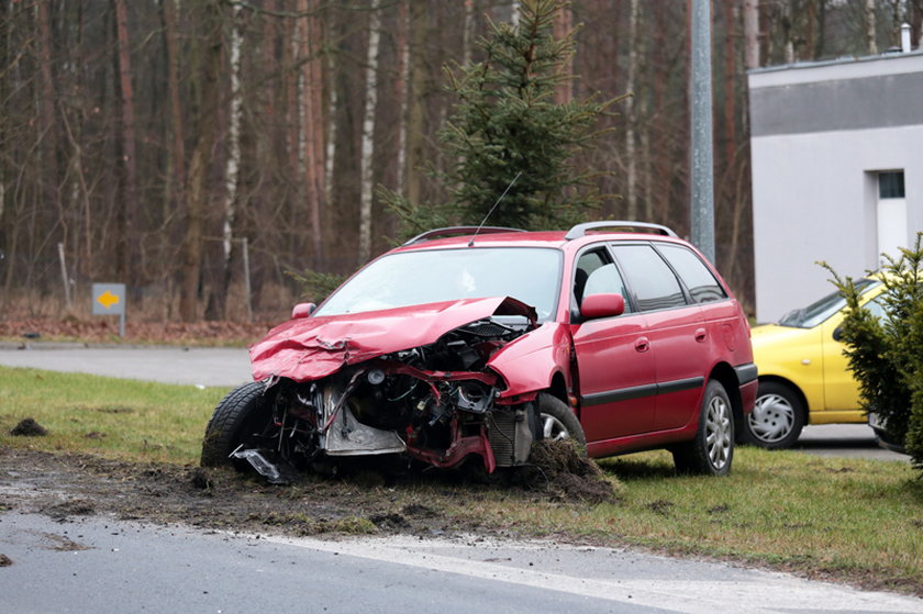 Pijany kierowca toyoty staranował forda