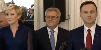 Czarnecki wepchnął się przed rodzinę Dudy