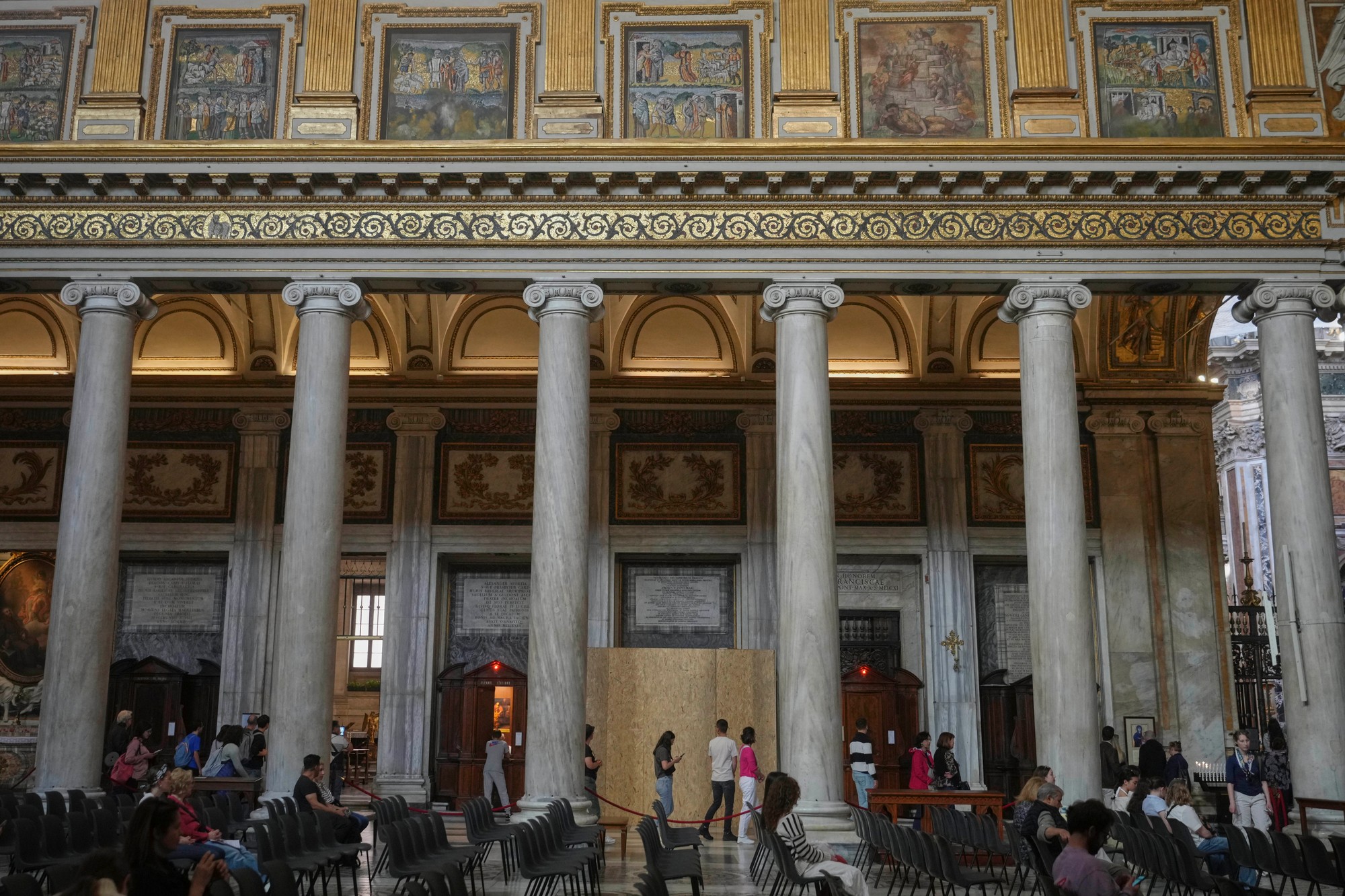 Prípravy na pohreb pápeža Františka v rímskej Bazilike Panny Márie Väčšej (Santa Maria Maggiore).