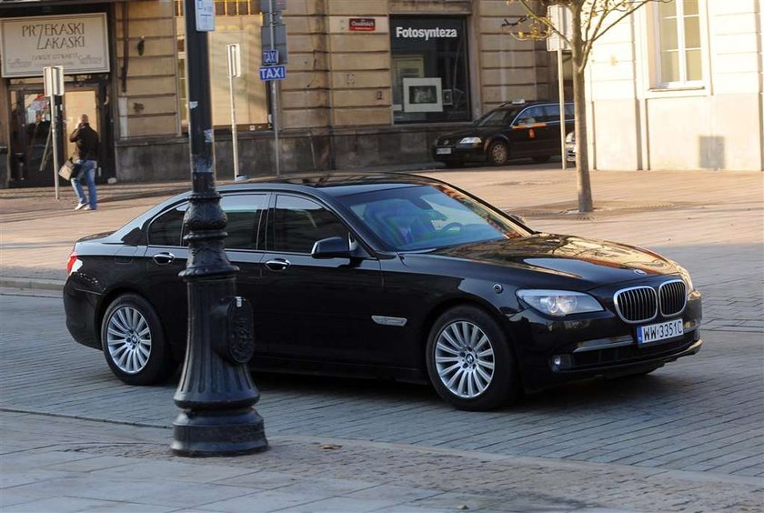 Komorowski do pracy piechotą, a garnitury limuzyną!  FOTO