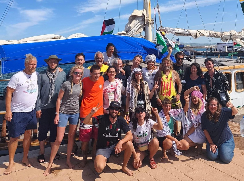 Ognjen Marković (u sredini drugi sleva u narandžastoj majici) i drugi aktivisi sa broda Adara u Bizerti | Foto: Privatna arhiva Ognjena Markovića