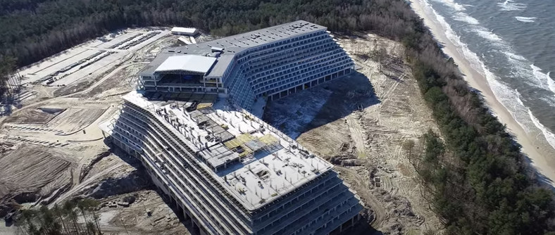 Budowa hotelu Gołębiewski w Pobierowie, marzec 2020. Fot: YouTube/Kamienskie-info