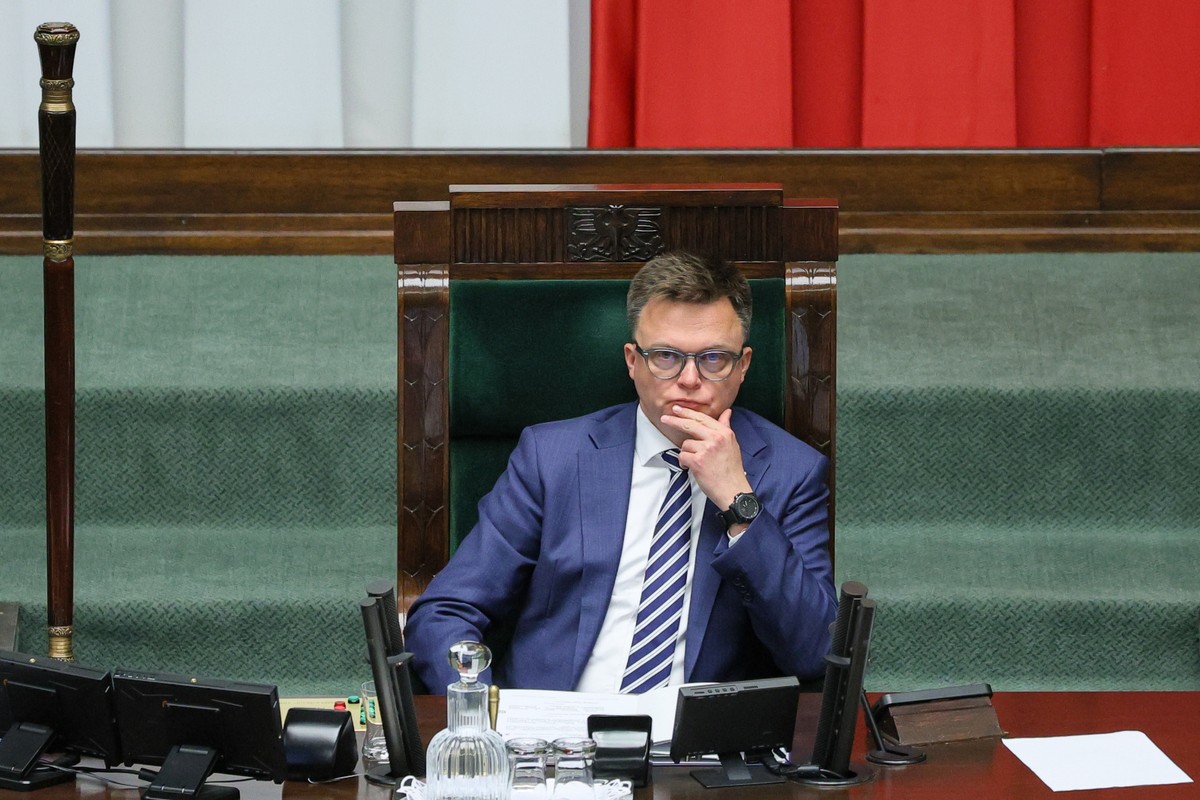 Marszałek Szymon Hołownia na sali obrad Sejmu w Warszawie