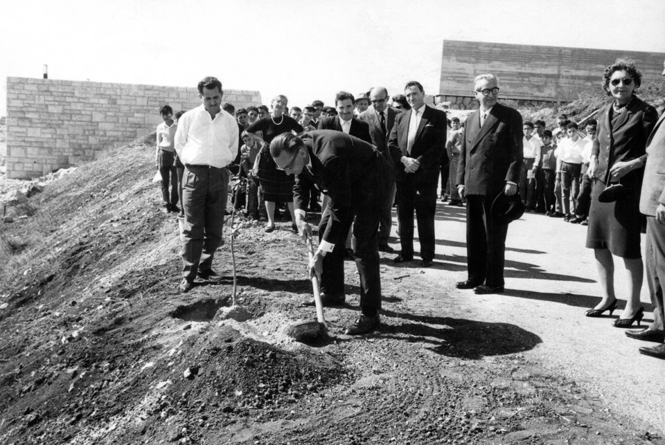 Sadzenie drzewka "Żegoty" w Alei Sprawiedliwych wśród Narodów Świata, Instytut Pamięci Męczenników i Bohaterów Holokaustu Yad Vashem w Jerozolimie (październik 1963). Ze szpadlem Władysław Bartoszewski, za nim dyrektor archiwum Jad Waszem Józef Kermisz (1907–2005), po prawej pisarka Maria Kann (1906–1995)