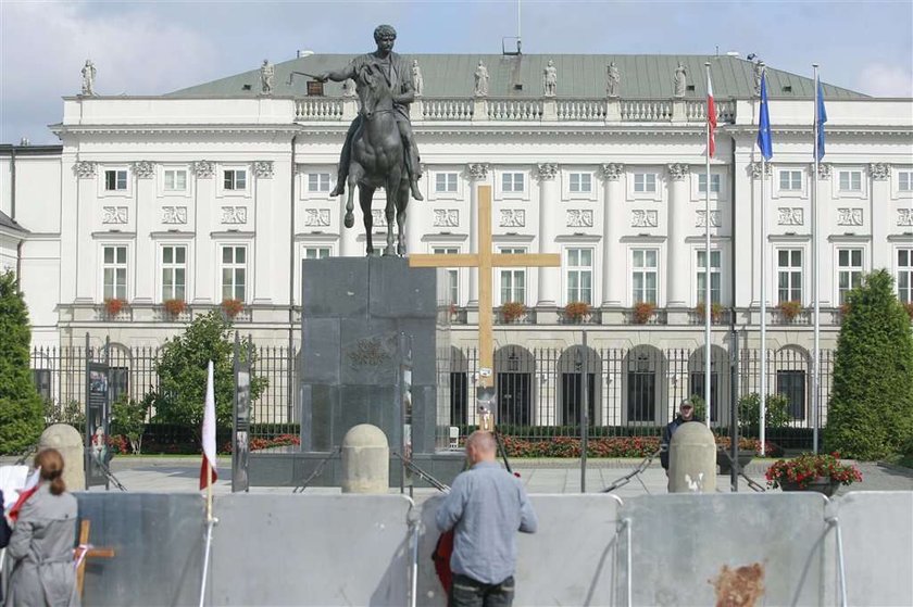 Kuria zakazała księdzu chodzić pod krzyż!