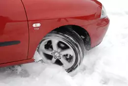 Uwaga, śnieg na drogach! Czy masz opony gotowe na zimę?