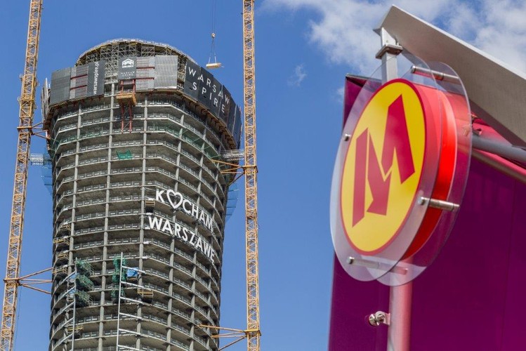 Kompleks powstaje na warszawskiej Woli, na skrzyżowaniu ulicy Grzybowskiej, Łuckiej, Towarowej i Wroniej. W bliskim sąsiedztwie biurowca znajduje się stacja drugiej linii metra – Rondo Daszyńskiego.