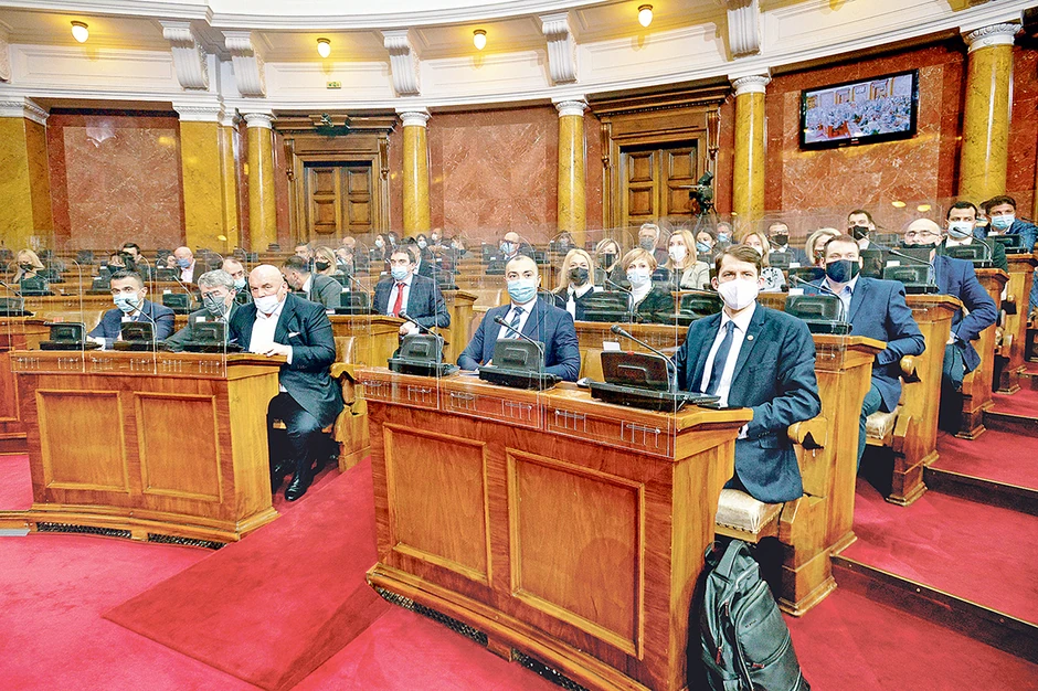 Korak koji nekoliko hiljada funkcionera deli od "blagostanja" je usvajanje u Skupštini drugačijeg tumačenja pojma "javni funkcioner"