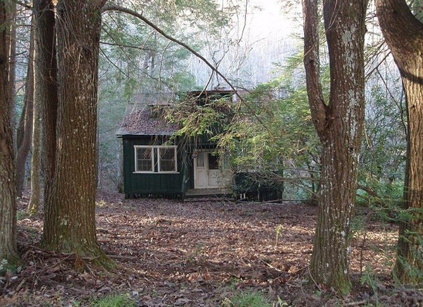 Napuštena kućica u naselju