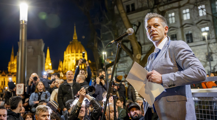Magyar Péter jobbról és balról is behúzott olyanokat, akik szavaznának rá / Fotó: Knap Zoltán