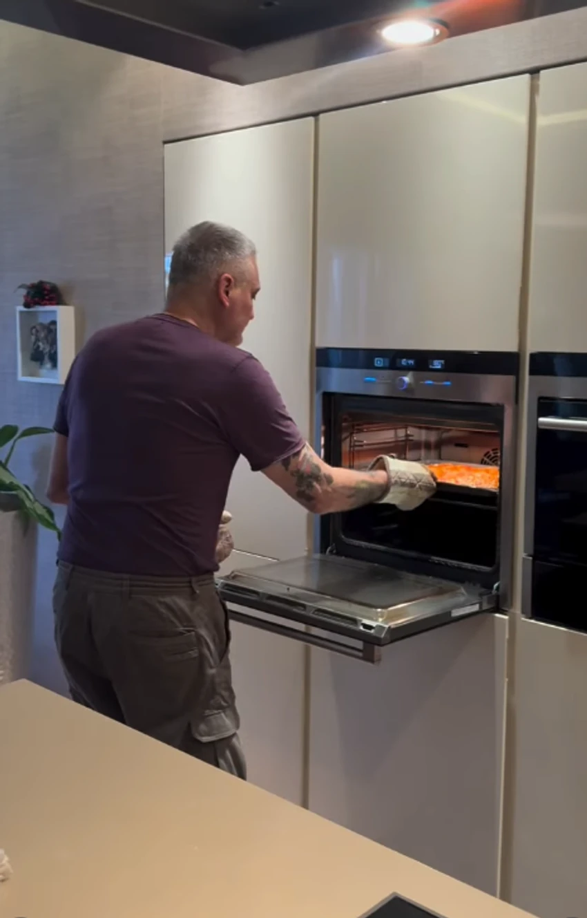 Čeda Jovanović sprema krompirušu sebi i Aci