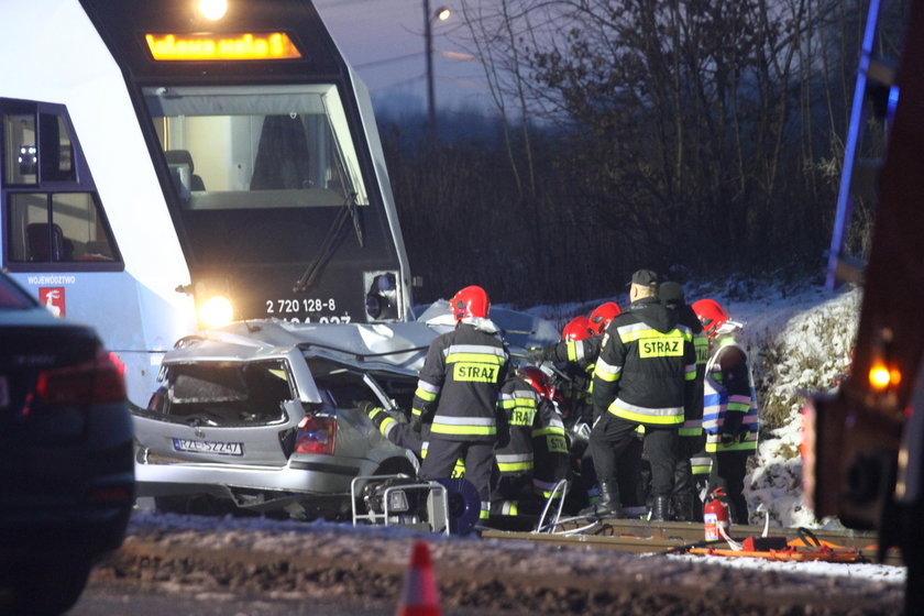 Tragedia na przejeździe kolejowym w Rzeszowie. Dwie osoby nie żyją