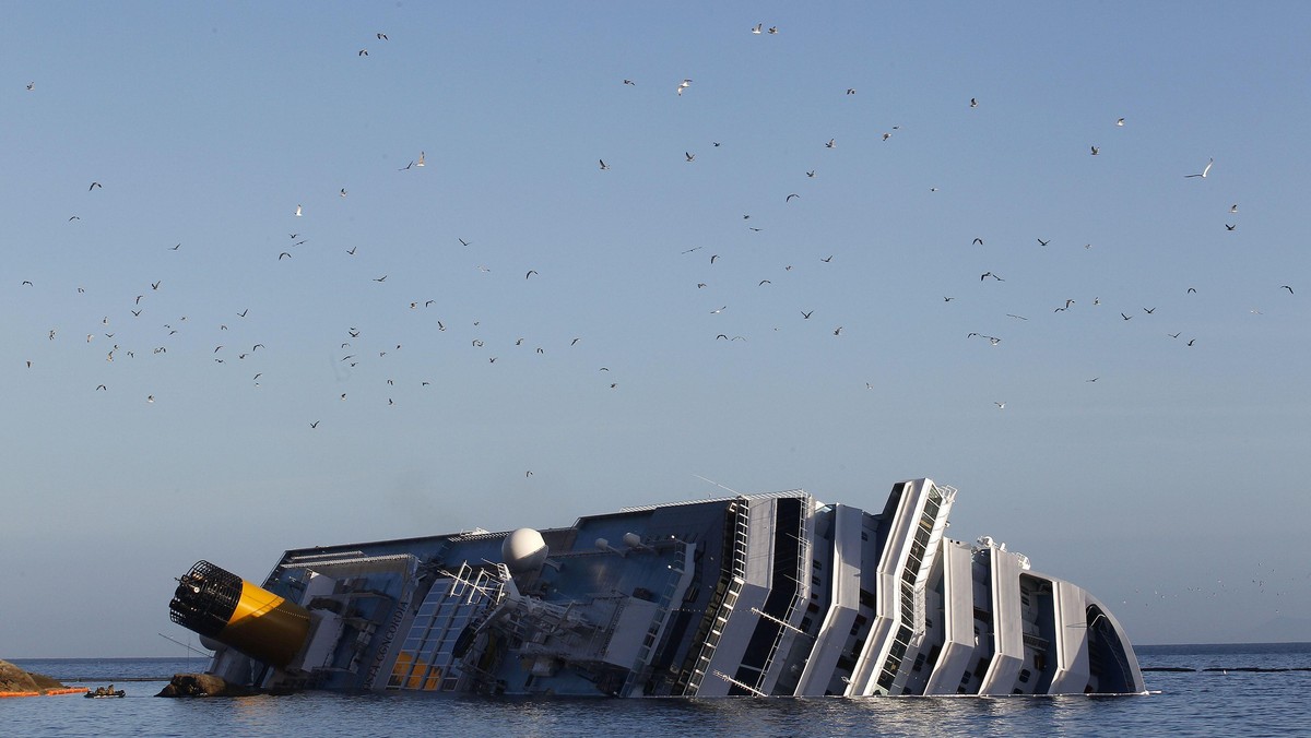 - Na statku Costa Concordia mogli być pasażerowie na gapę - ogłosił szef włoskiej Obrony Cywilnej Franco Gabrielli. Poinformował, że wszystko wskazuje na to, że ciało odnalezionej w sobotę dwunastej ofiary katastrofy nie figuruje na liście zaginionych.