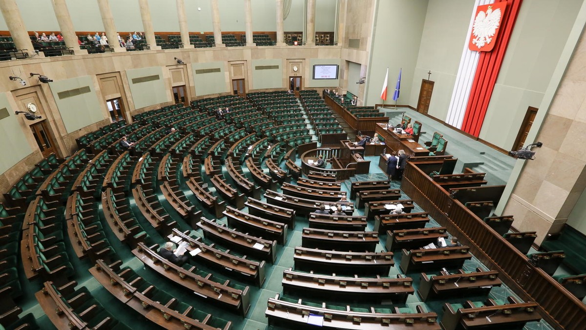 Możliwość wydłużenia do roku okresu rozliczeniowego czasu pracy oraz obcięcie stawek za nadgodziny proponują rząd i PO w projektach nowelizacji Kodeksu pracy i Ustawy o związkach zawodowych. Projekty wzbudziły zdecydowany sprzeciw większości klubów.