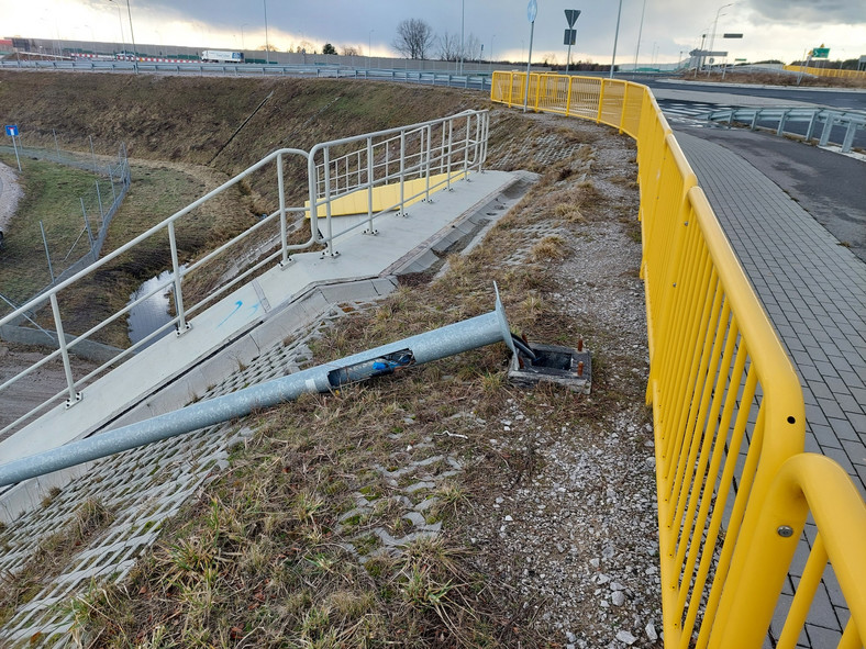 Zdemolowany i rozkradziony węzeł na trasie S8