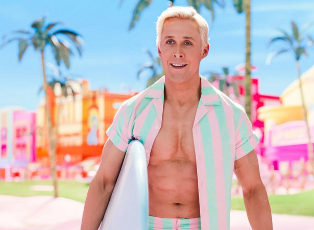 Ryan Gosling jako Ken w filmie "Barbie".