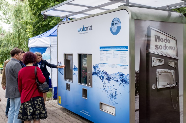 Podobnie jak w dawnych saturatorach, woda może być z gazem, bez i z sokiem. Jest to ta sama woda, która mają w kranach mieszkańcy śródmieścia miasta. Sprzedawana jest w kubkach (0,5l) i butelkach (1l). <br><br>fot. (dw) PAP/Andrzej Grygiel