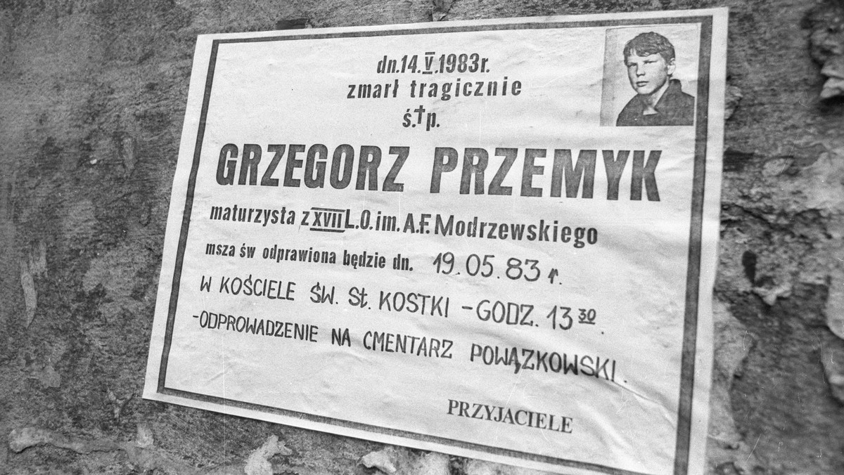 Ginęli zwykle w zagadkowych, do końca niewyjaśnionych okolicznościach. Często tuż przed śmiercią byli bici i torturowani. Tę straszną cenę przyszło im zapłacić, bo głośno i otwarcie sprzeciwili się ówczesnej władzy. Choć nie wszyscy. Popiełuszko, Suchowolec, Zych, Jaroszewicz, Przemyk. Dlaczego musieli umrzeć? Czy ktoś wydał na nich wyrok? A może zginęli zupełnie przypadkowo? I czy to możliwe, że u schyłku PRL i na początku III RP działało "komando śmierci"?