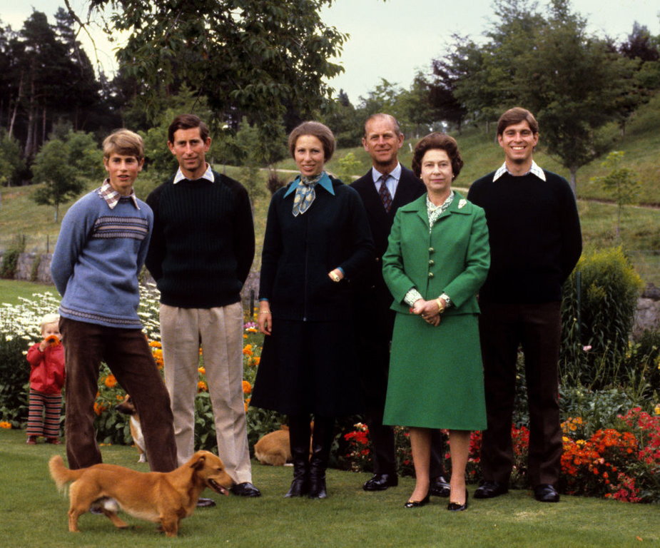 Książę Filip i Elżbieta II z dziećmi: Edwardem, Karolem, Anną i Andrzejem
