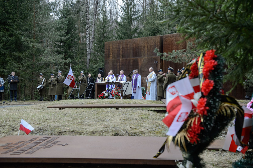 Jak dodał, "nie ma wątpliwości, że w dziejach świata nie ma zbrodni, która by objęła tak duży odsetek kadry oficerskiej danego państwa. Katyń stanowi tragiczne wydarzenie w dziejach Polski, które na trwałe znalazło miejsce w historii powszechnej Polski i świata"