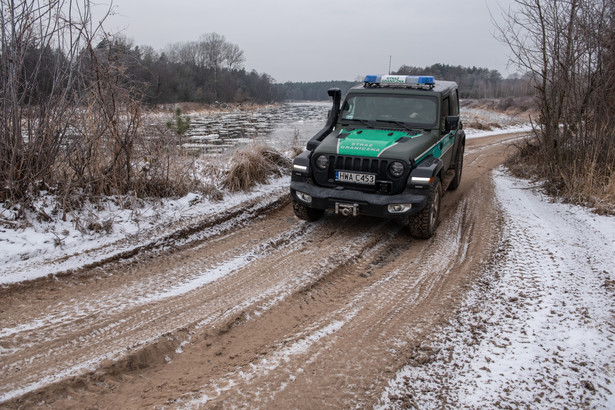 Patrol straży granicznej przy polsko-białoruskiej granicy w okolicach Kodnia