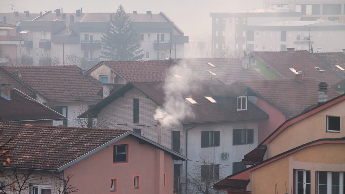 Czy Nowy Sącz truje mieszkańców? To pytanie zadają sobie sądeczanie i publikują na portalach społecznościowych zdjęcia dymiących kominów. Jak twierdzą społecznicy - na fotografiach jest dużo budynków należących do miasta. Urzędnicy nie zgadzają się z zarzutami. Problem też w tym, że internauci wrzucają zdjęcia do sieci, ale nie zawsze proszą straż miejską o interwencję.