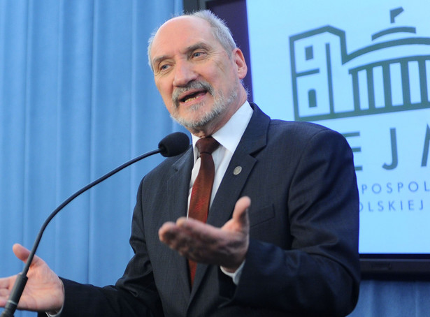 Macierewicz na wojnie z lobbystą. Chce na świadka Tuska i Balcerowicza