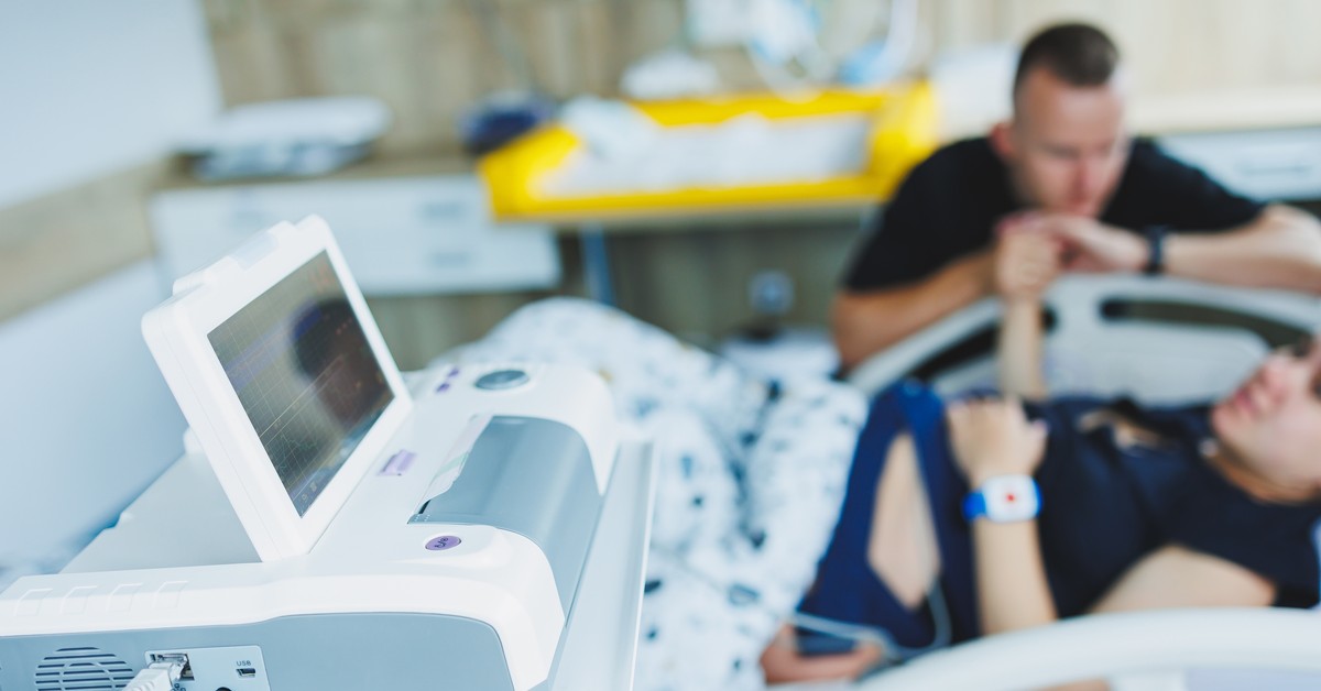 Transport ciężarnej do porodu – nowe standardy dla karetek i szpitali bez porodówek