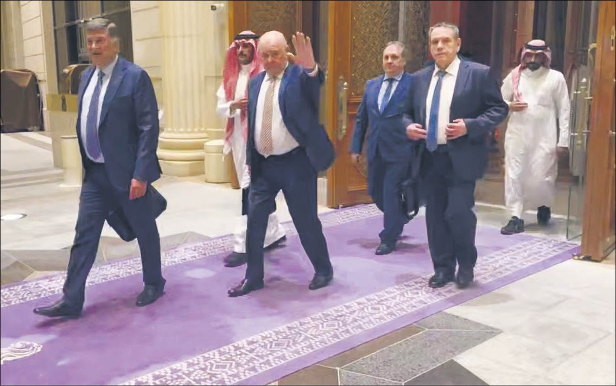Rosyjską delegacją na poniedziałkowe rozmowy w Rijadzie kierowali generał FSB Siergiej Biesieda (pierwszy z lewej) i Grigorij Karasin (pozdrawia fotoreporterów), dyplomata z 47-letnim doświadczeniem w resorcie spraw zagranicznych
