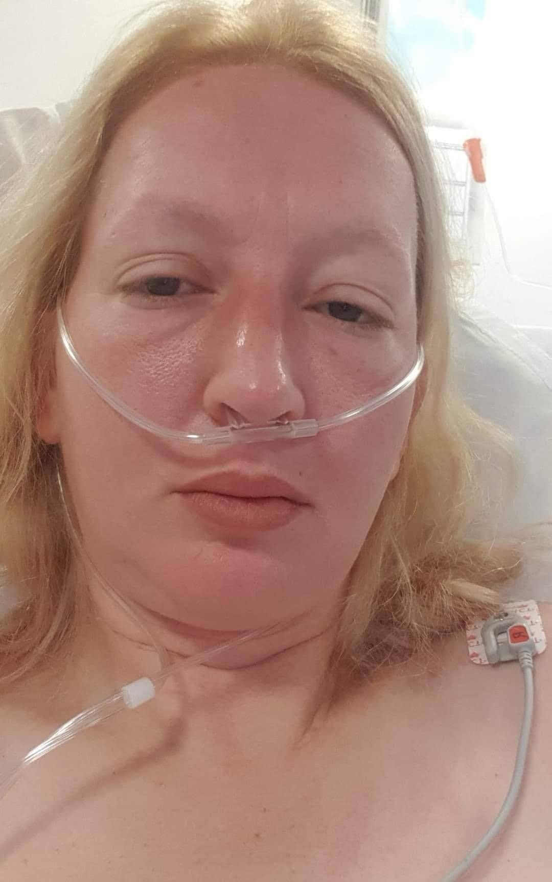 Emma musela absolvovať desiatky operácií.