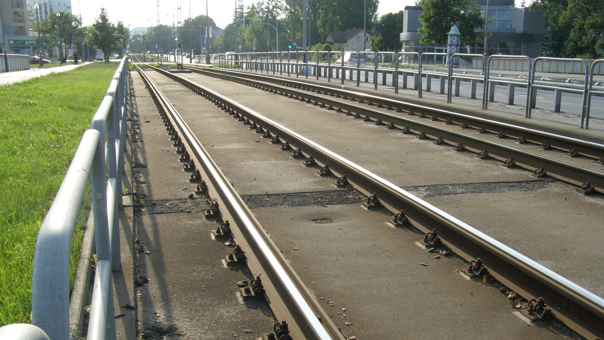 Na al. Jana Pawła II wykoleił się tramwaj. Przez pewien czas al. Jana Pawła II była nieprzejezdna. Obecnie ruch odbywa się normalnie.