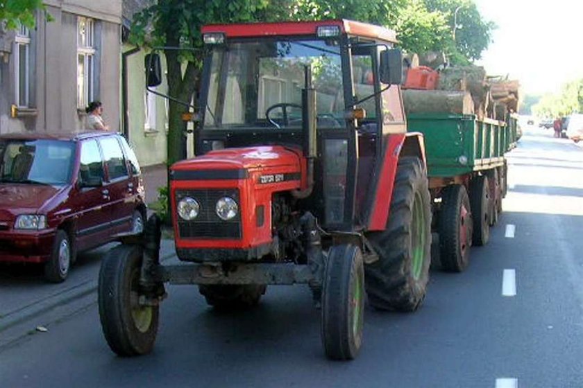 Mąż położył się pod ciągnikiem, bo żona go ignorowała!