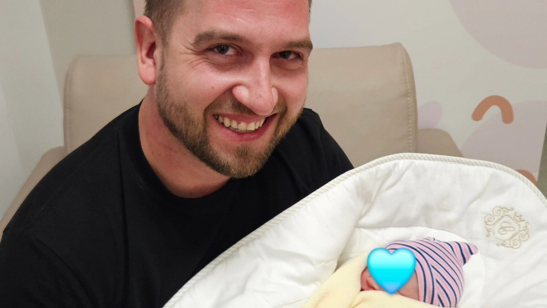 Samuel Tomeček na prvej fotke so synčekom. 