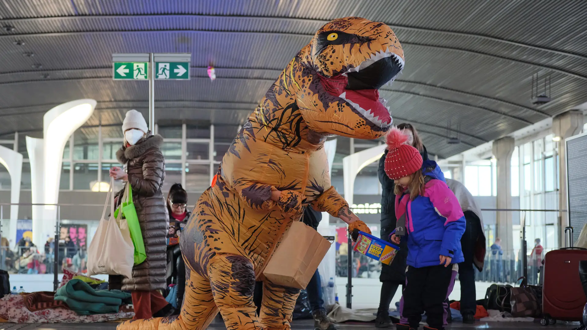 Tomek w przebraniu dinozaura pomaga dzieciom uchodźców. "Stworzymy ekipę ludzi-maskotek"