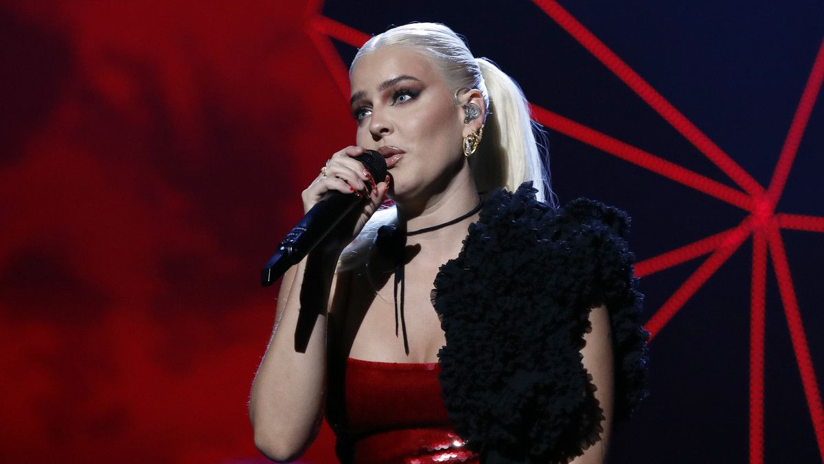 Brit Awards 2022. Anne-Marie upadła w czasie występu. Mogło się źle skończyć