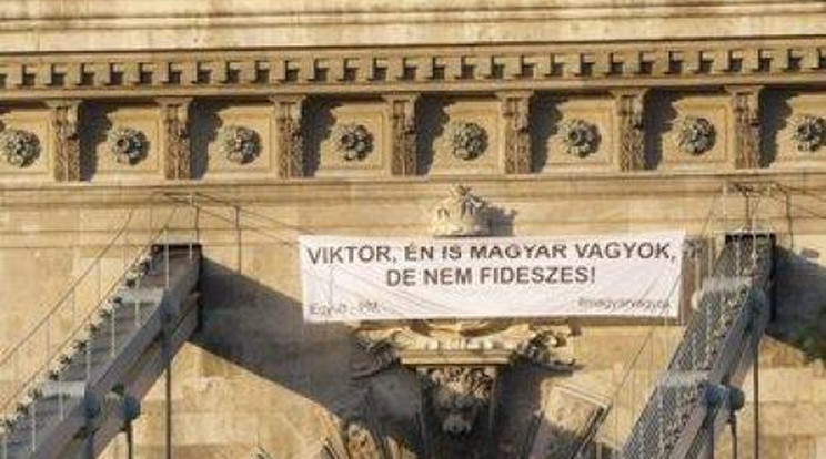 A Lánchídon üzent Orbánnak az Együtt-PM