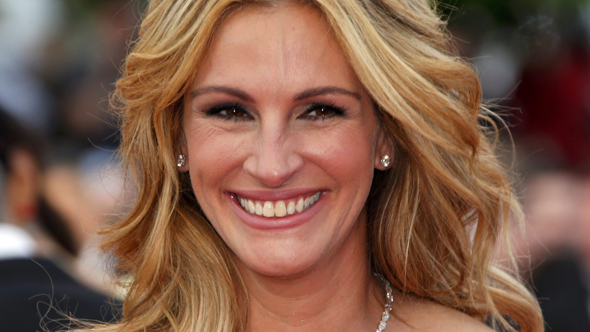 Cast member Julia Roberts poses on the red carpet as she arrives for the screening of the film "Money Monster" out of competition at the 69th Cannes Film Festival in Cannes